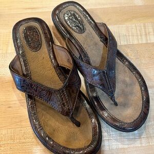 BORN B O C BROWN SANDALS